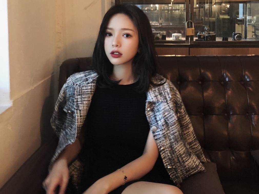 网红saya遛狗不牵绳,殴打狠踹孕妇至早产,私照被扒