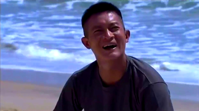 蒋小鱼又开始出馊主意了!鲁炎跟老兵比赛游泳,结果太明显了