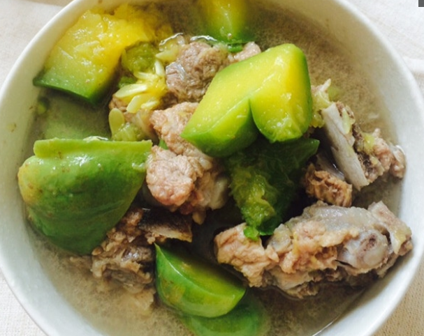 南瓜排骨汤可以起到滋阴润燥益精补血的作用,同时南瓜还具有解毒保护