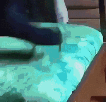 搞笑gif:二次元萌妹坐地铁,却没有小伙搭讪,凭实力单身?