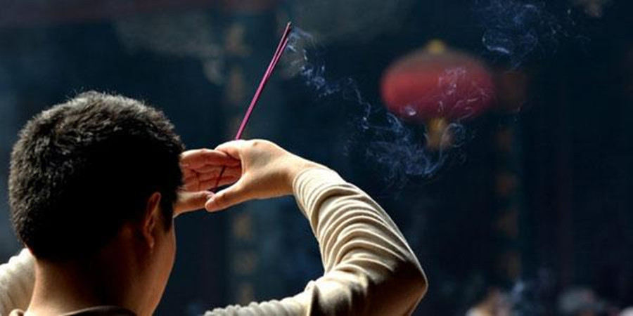 若从心底尊重菩萨佛祖,想达成升官发财心愿,就不要去烧香拜佛