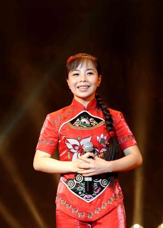 王二妮素颜近照曝光 眼袋浮肿面部冒油似大妈 高帅老公超有型