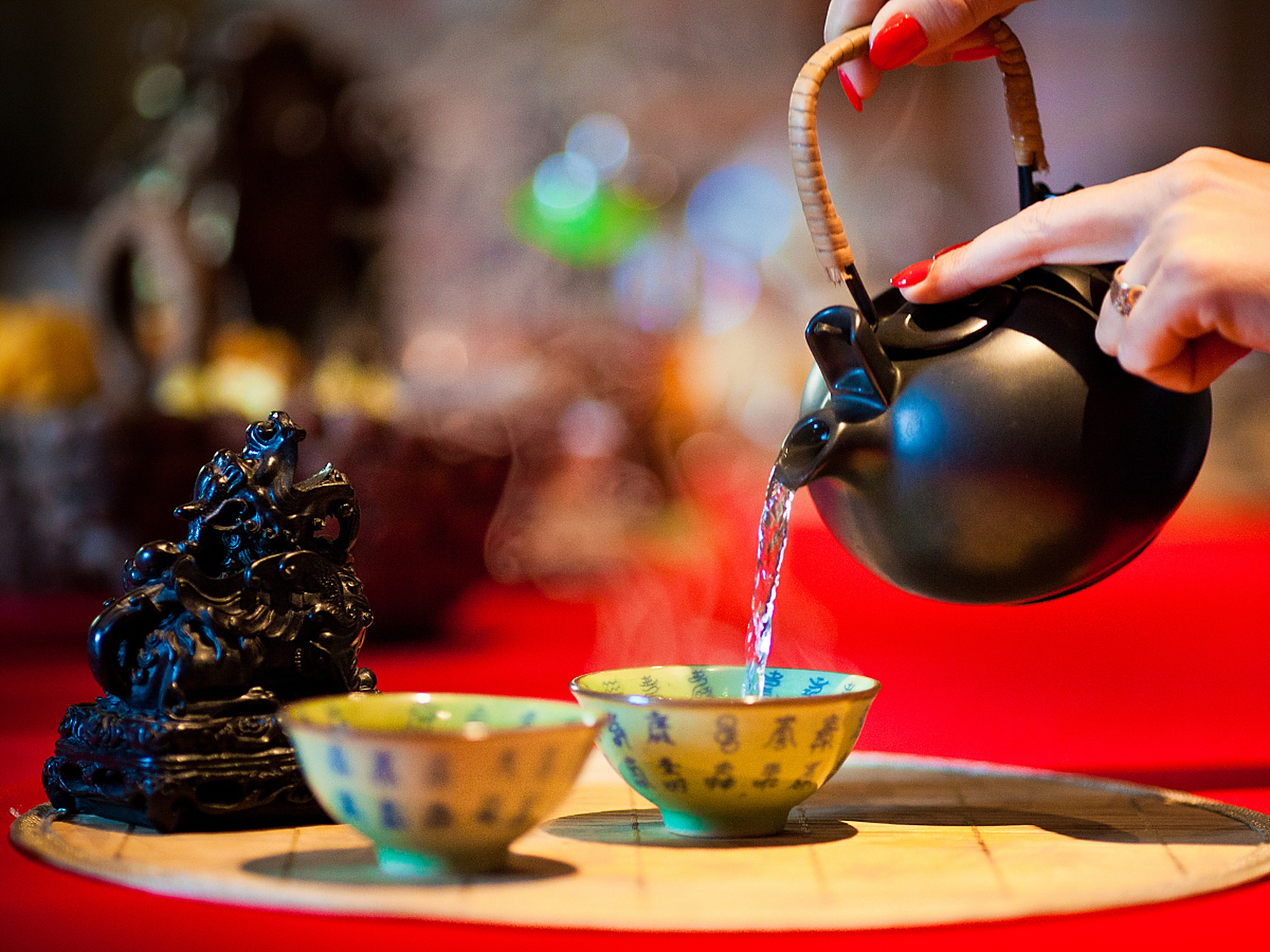 你知道南京有个"以茶代酒"的典故,出自东吴后主孙皓 "以茶代酒",事实