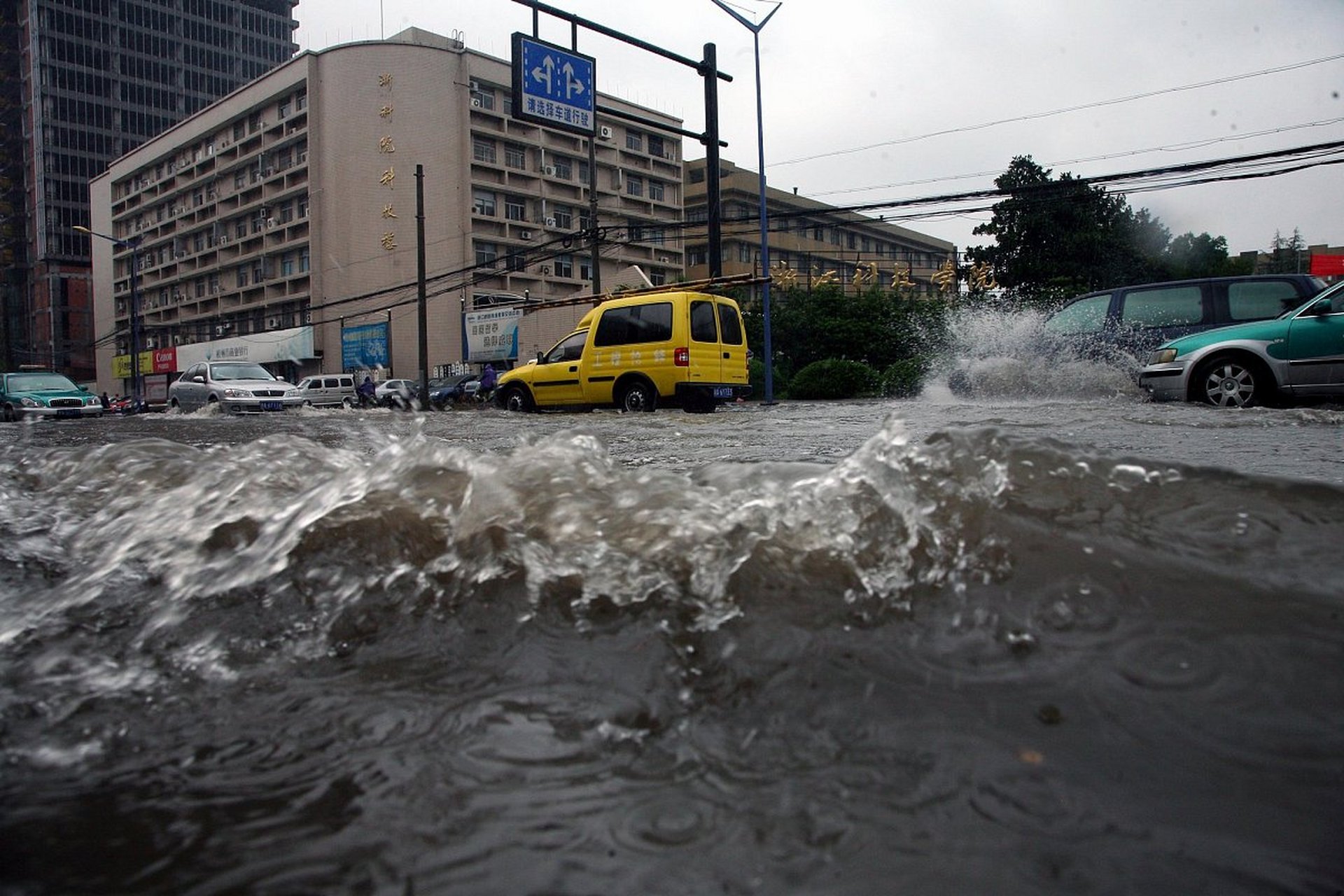 福州暴雨  11566 最近,福州遭遇了一场严重的暴雨袭击.