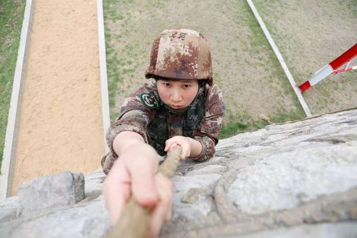 女兵脱下内衣拍摄的背影照火了,众人称:这才是最美背影!