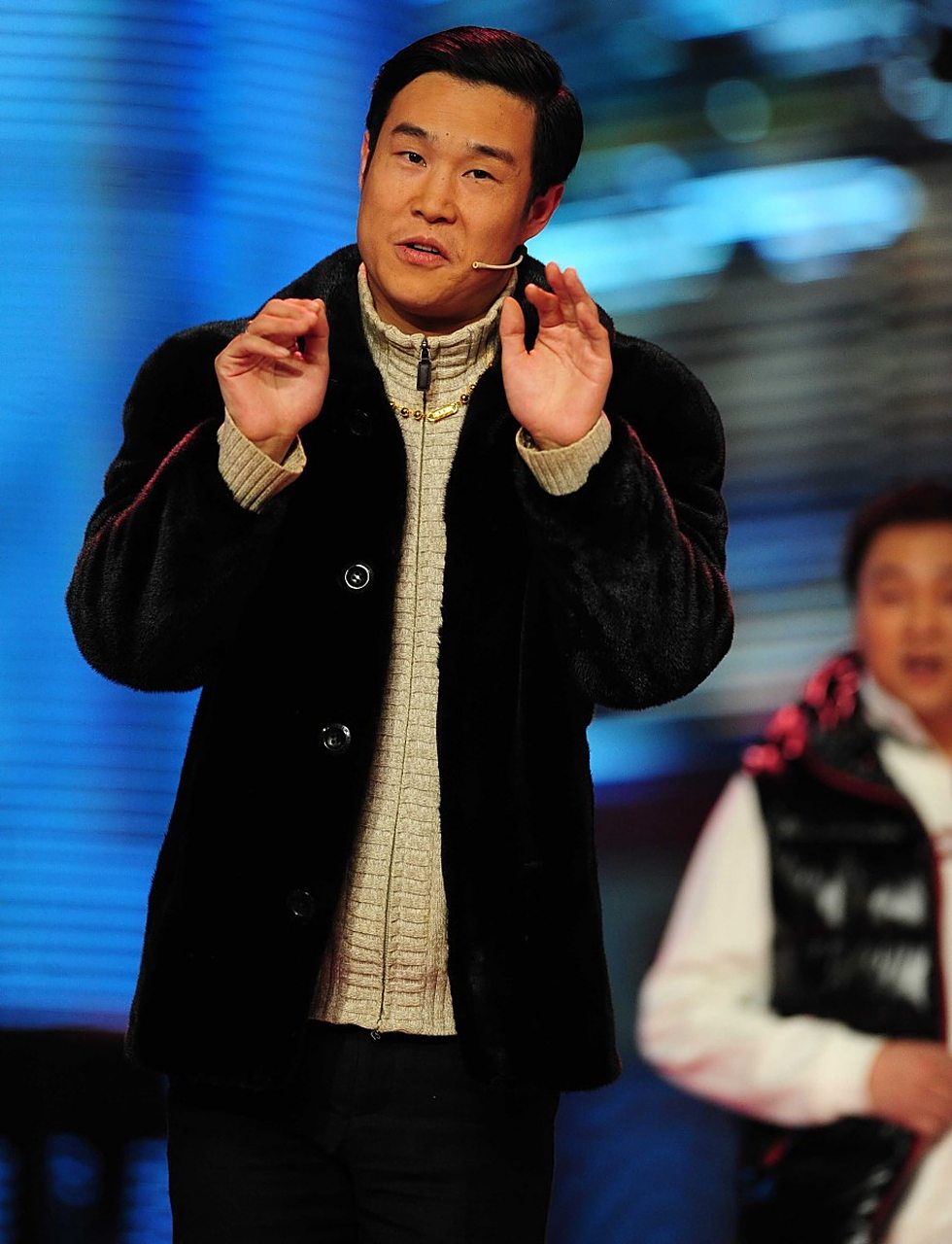 视频中,小沈阳在拍摄现场接受记者采访.