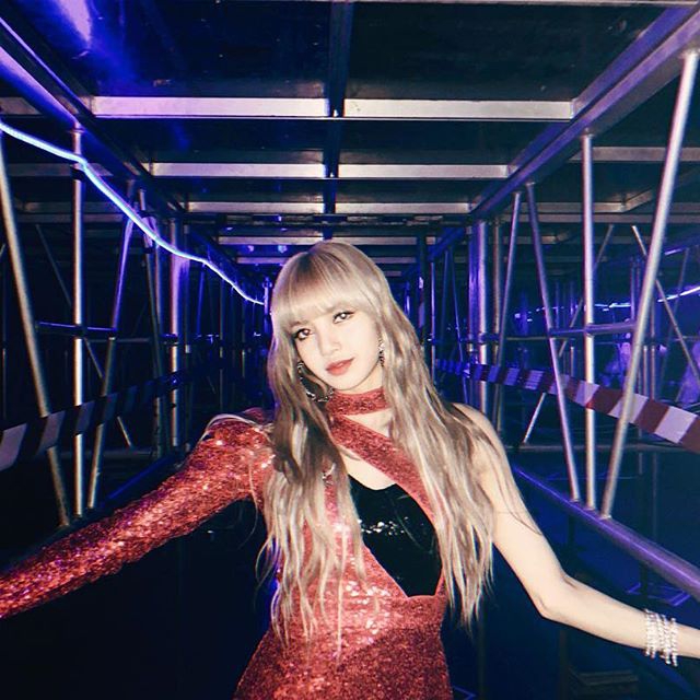 韩国女团black pink成员lisa的一组最新时装杂志照今天在网上曝光