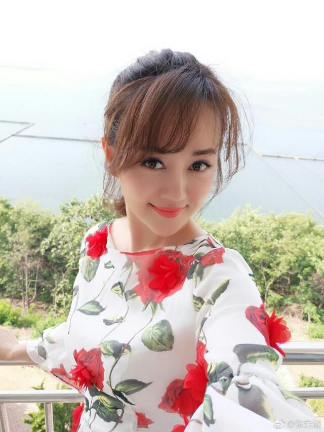 一组张定涵美照,别样的风格,别样的气质,挺养眼!