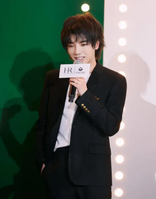 有种帅叫歌王华晨宇,穿灰色西服亮相,雅痞感十足太迷人