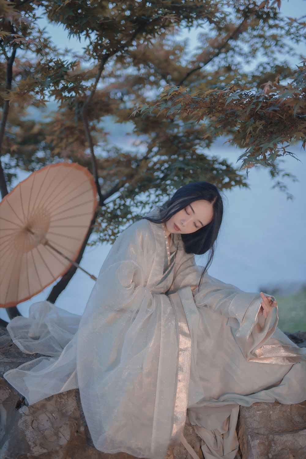 汉服古风:春水碧于天,画船听雨眠