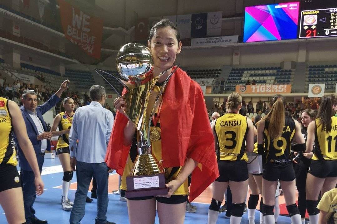 朱婷夺冠获得mvp,颁奖一个举动秒圈粉,在国外她把国旗披在身上