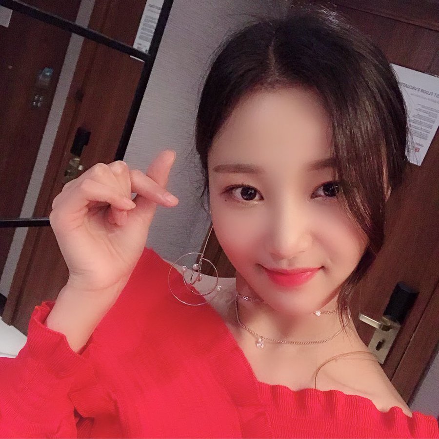 韩国女团momoland成员nancy&妍雨发自拍:俏皮可爱,笑容很甜蜜!