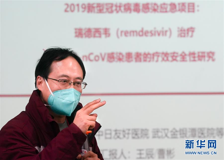 图 | 2 月 5 日,瑞德西韦临床试验项目负责人、中日友好医院副院长曹彬教授讲解瑞德西韦项目。(来源:新华社)