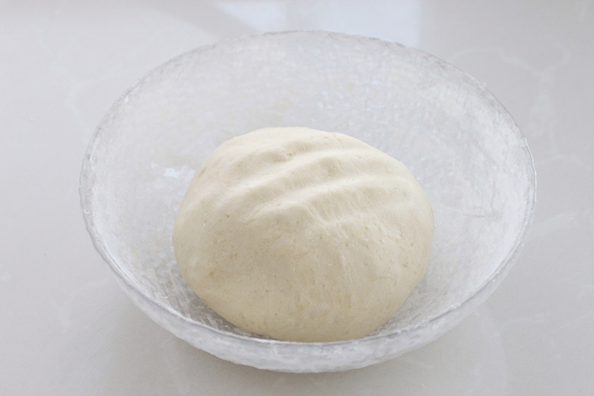 将糯米粉分次加入到土豆泥中,直到能揉成不粘手的软面团为止.