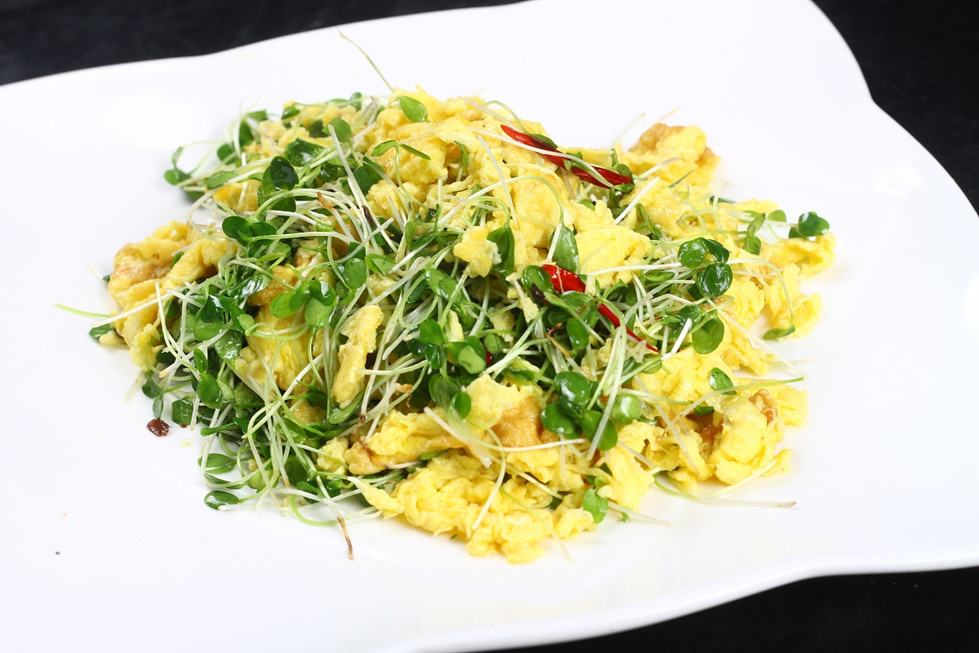 香椿苗炒鸡蛋是一道深受人们喜爱的家常菜,其独特的