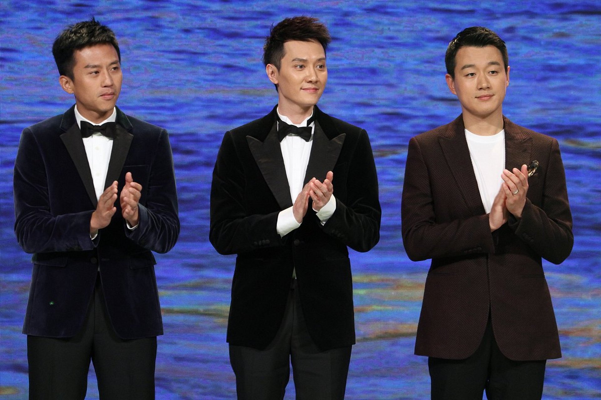 官方身高都是180的邓超和佟大为,与官方身高178的冯绍峰同台,这么看来