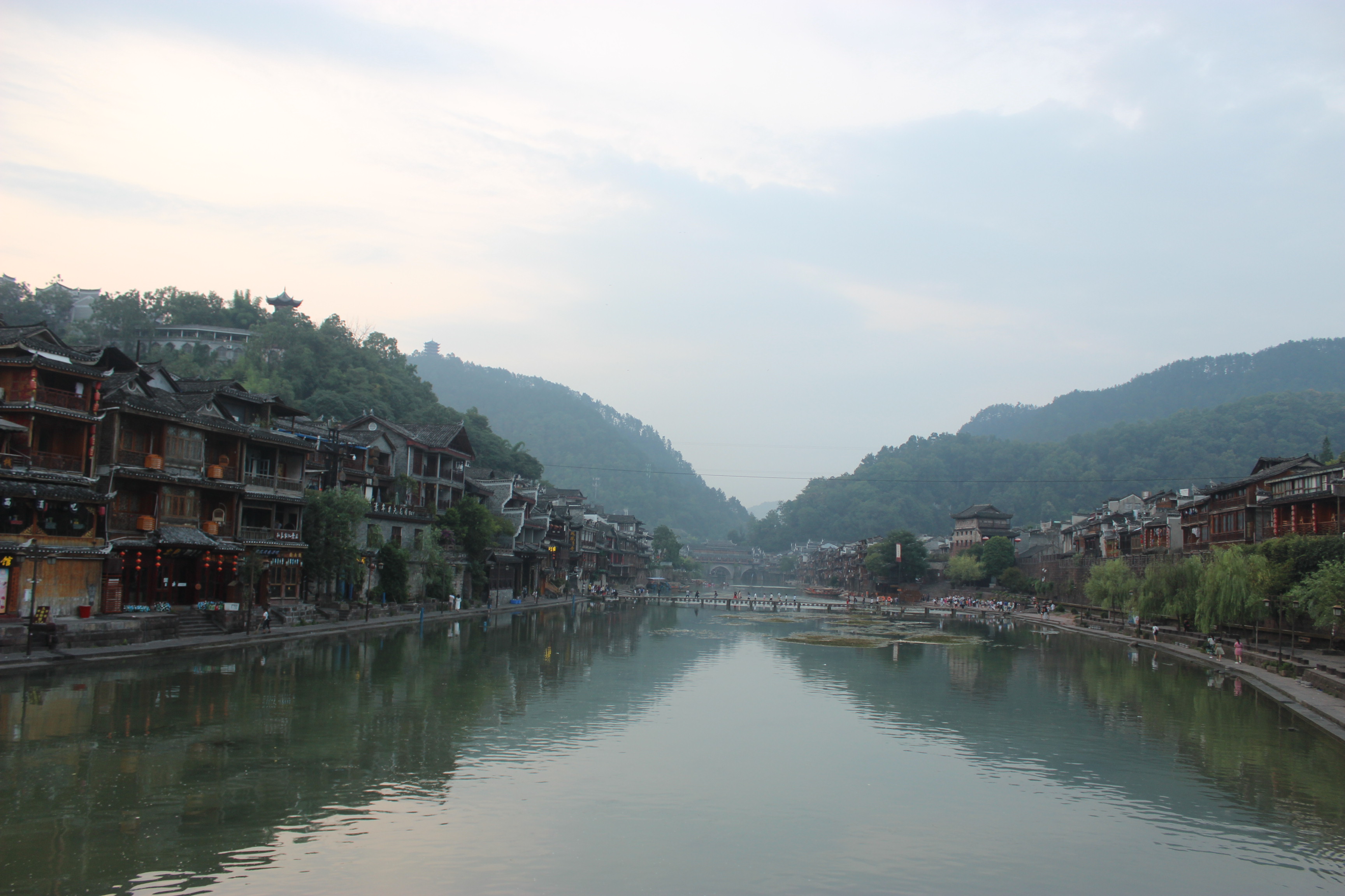 凤凰古城古色古香的建筑. 转载自百家号作者:老时光