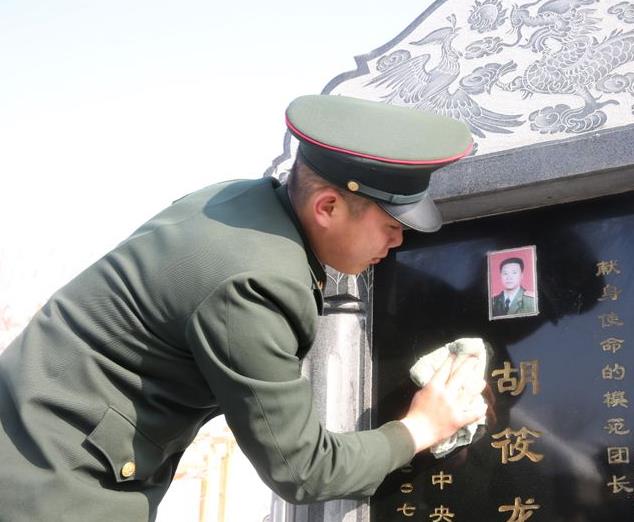 天山之子胡筱龙 癌症晚期仍带队奔袭13公里 56万张票当选感动人物