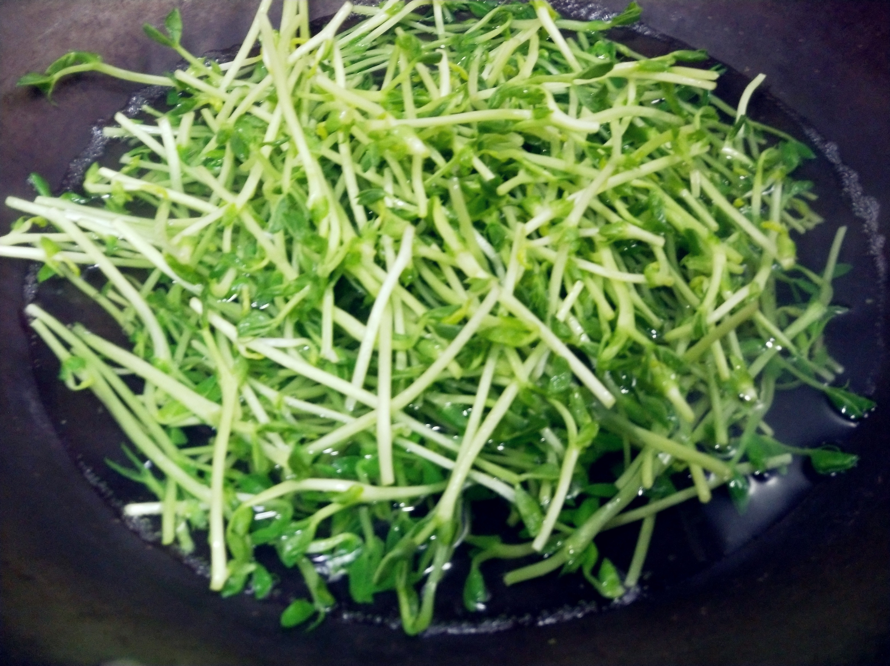 加盐和糖可以让焯烫后的豆苗保持翠绿.