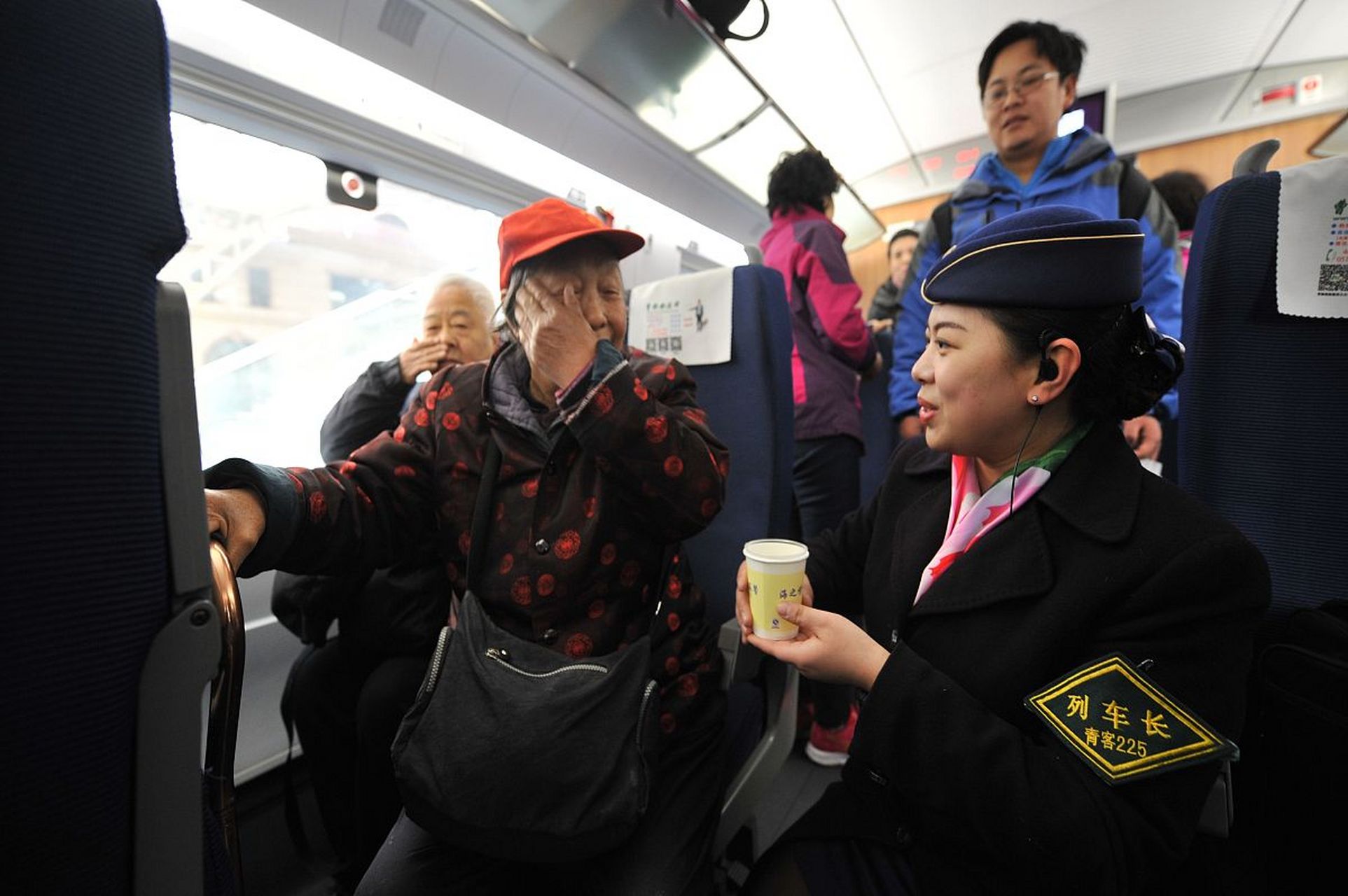 大家好,今天我要和大家谈一谈关于让座文化的争议.