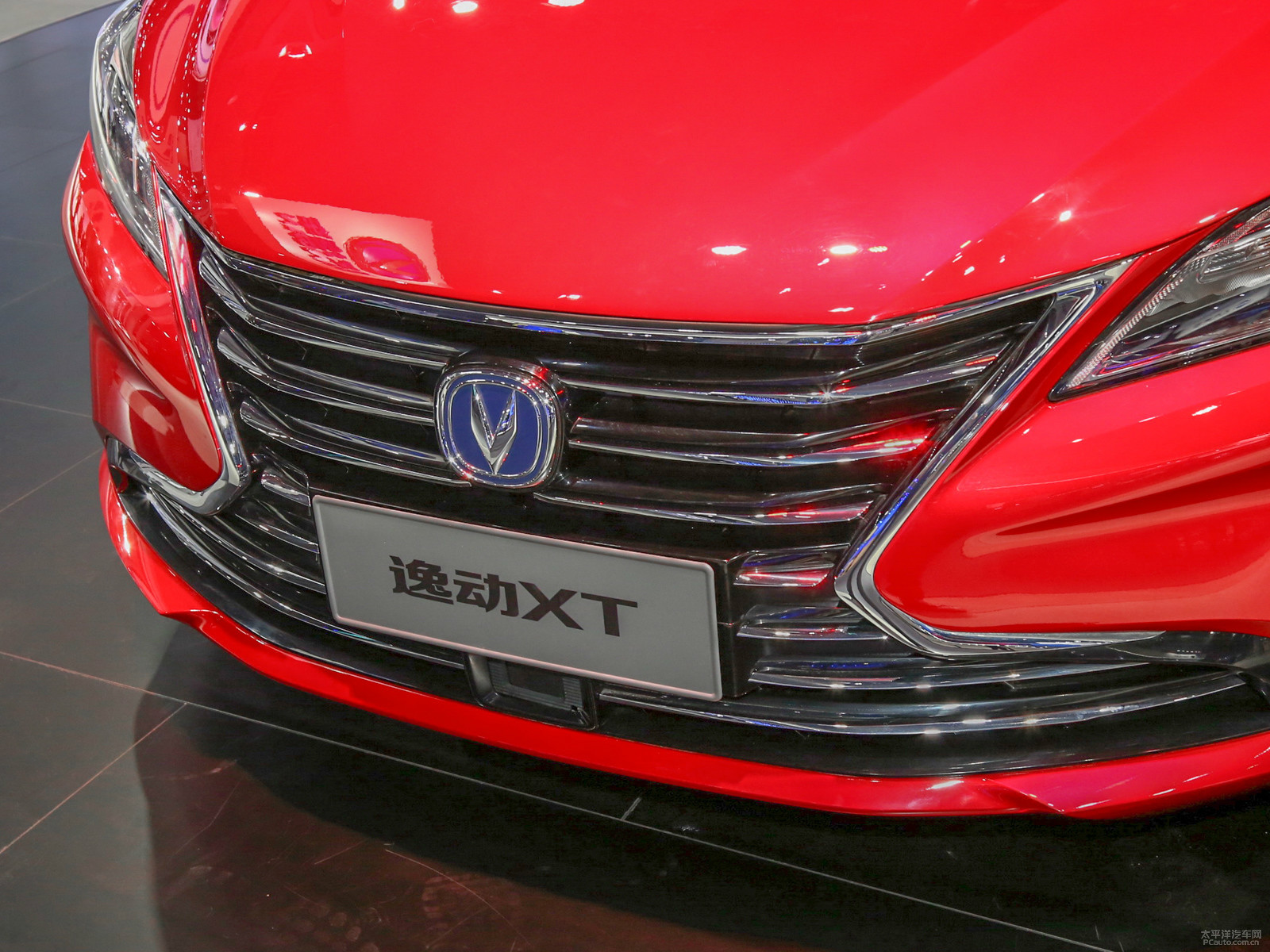 从图片上,这款车的进气格栅设计的也是很不错的,看起来很时尚.