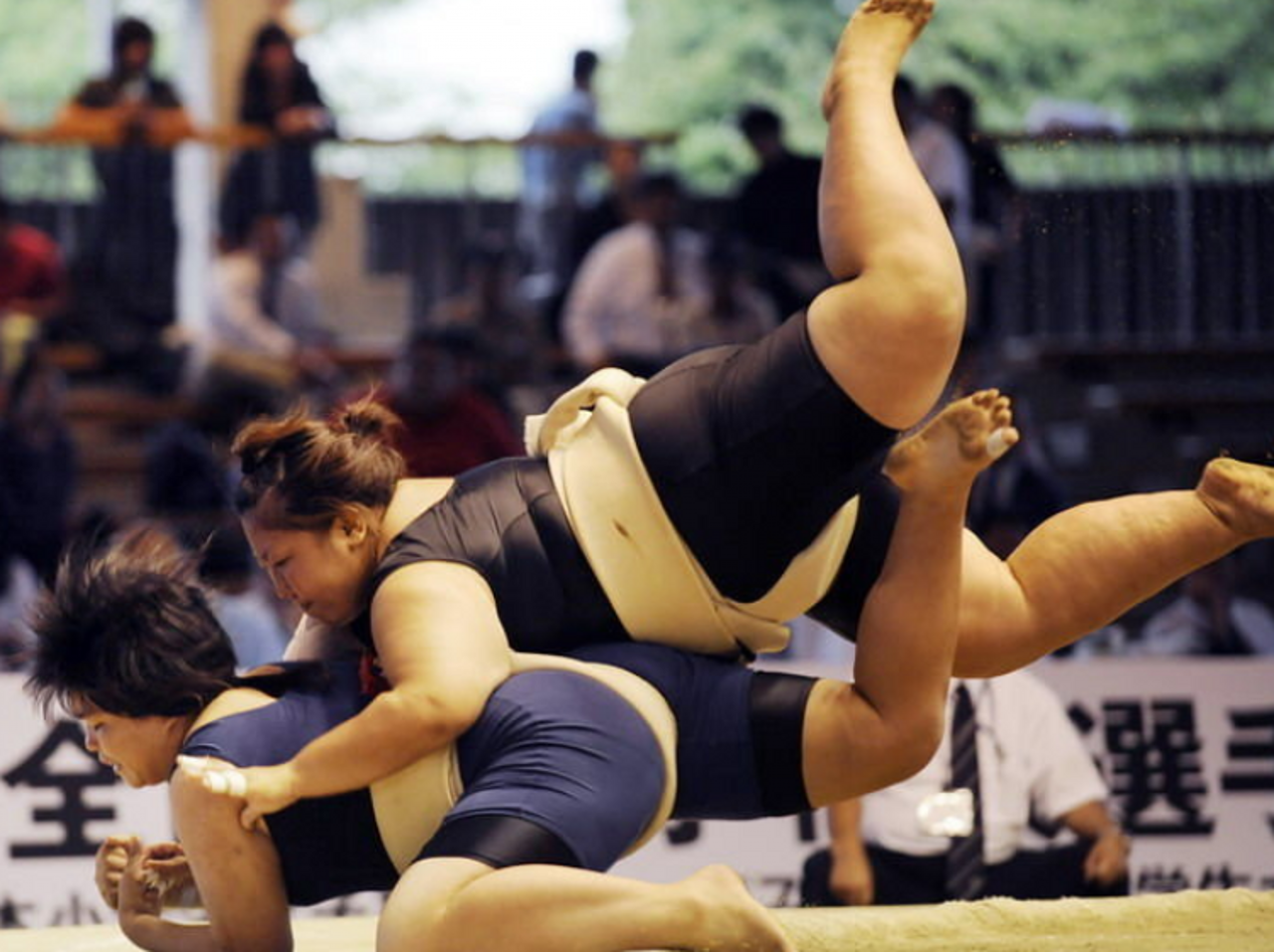 日本女子相扑引发的另类表演,在日本是一项有争议的体育项目!