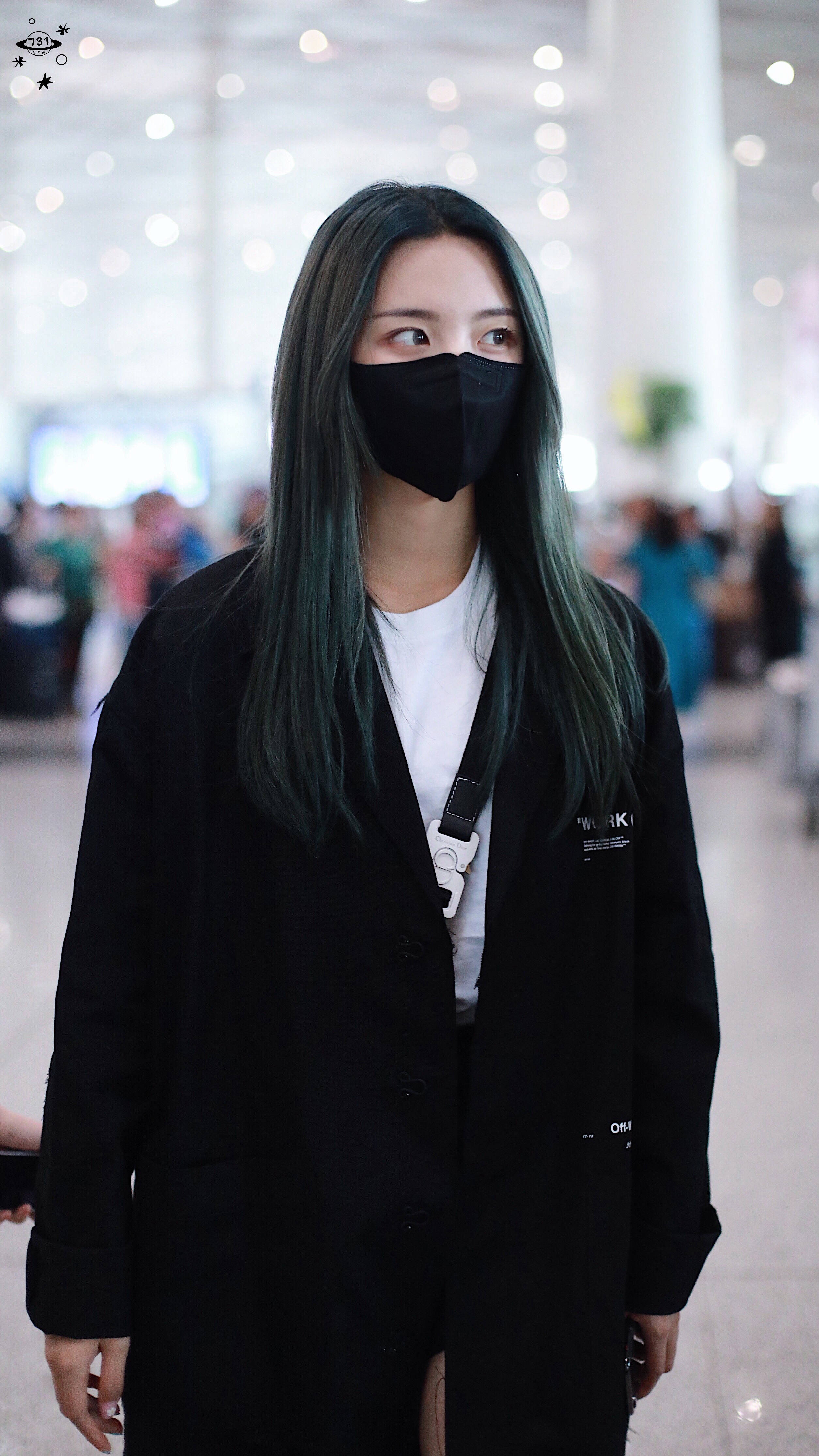 杨超越戴口罩穿黑色风衣现身机场,腿上的淤青看着让人心疼