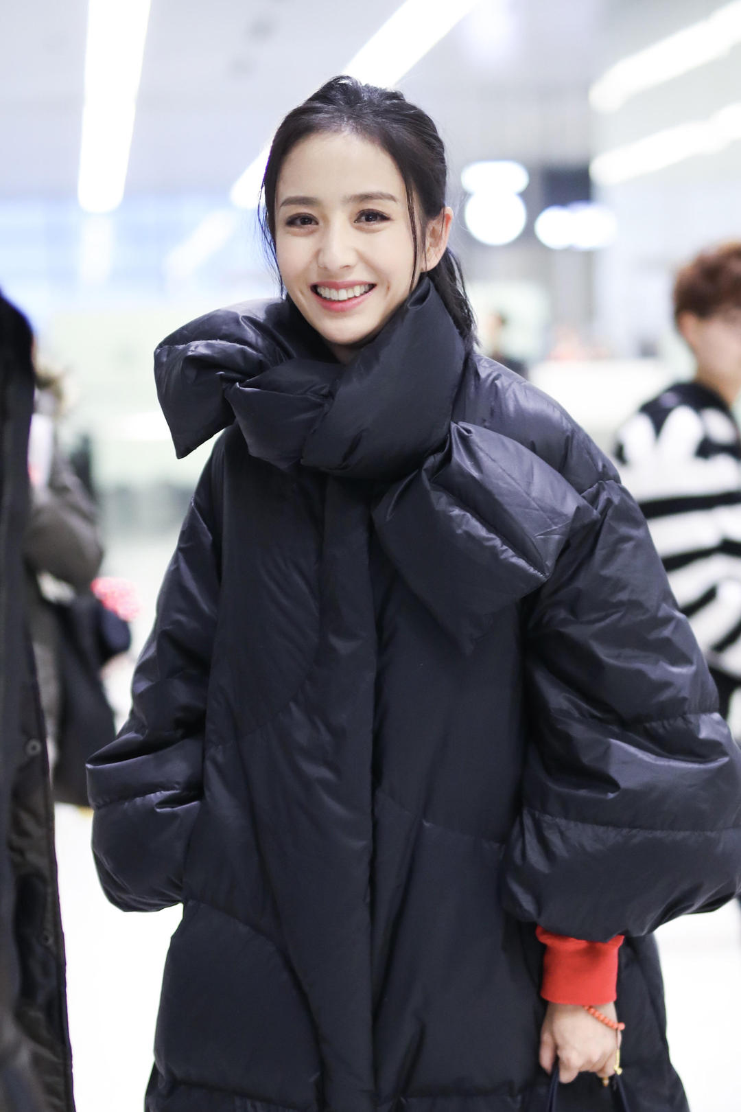 "360度无死角美女"佟丽娅机场,一颦一笑牵动人心,小酒窝超甜