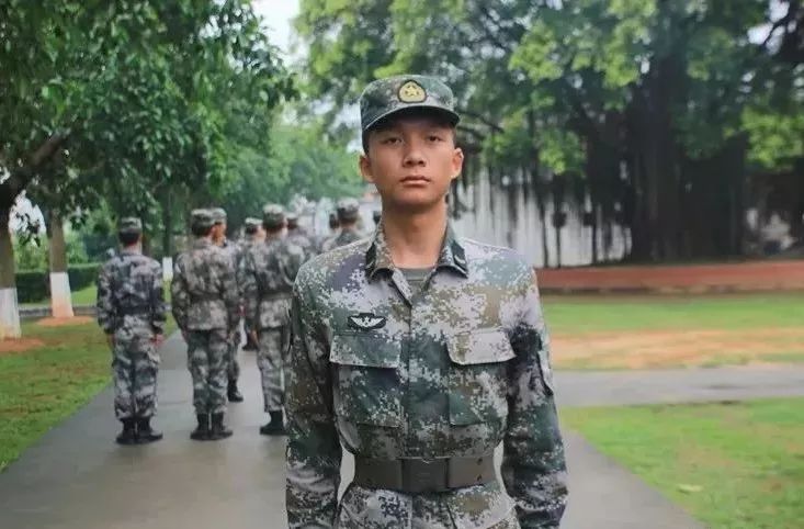 1米78的兵哥哥蹲下来做了这件事,温暖了这个寒冬