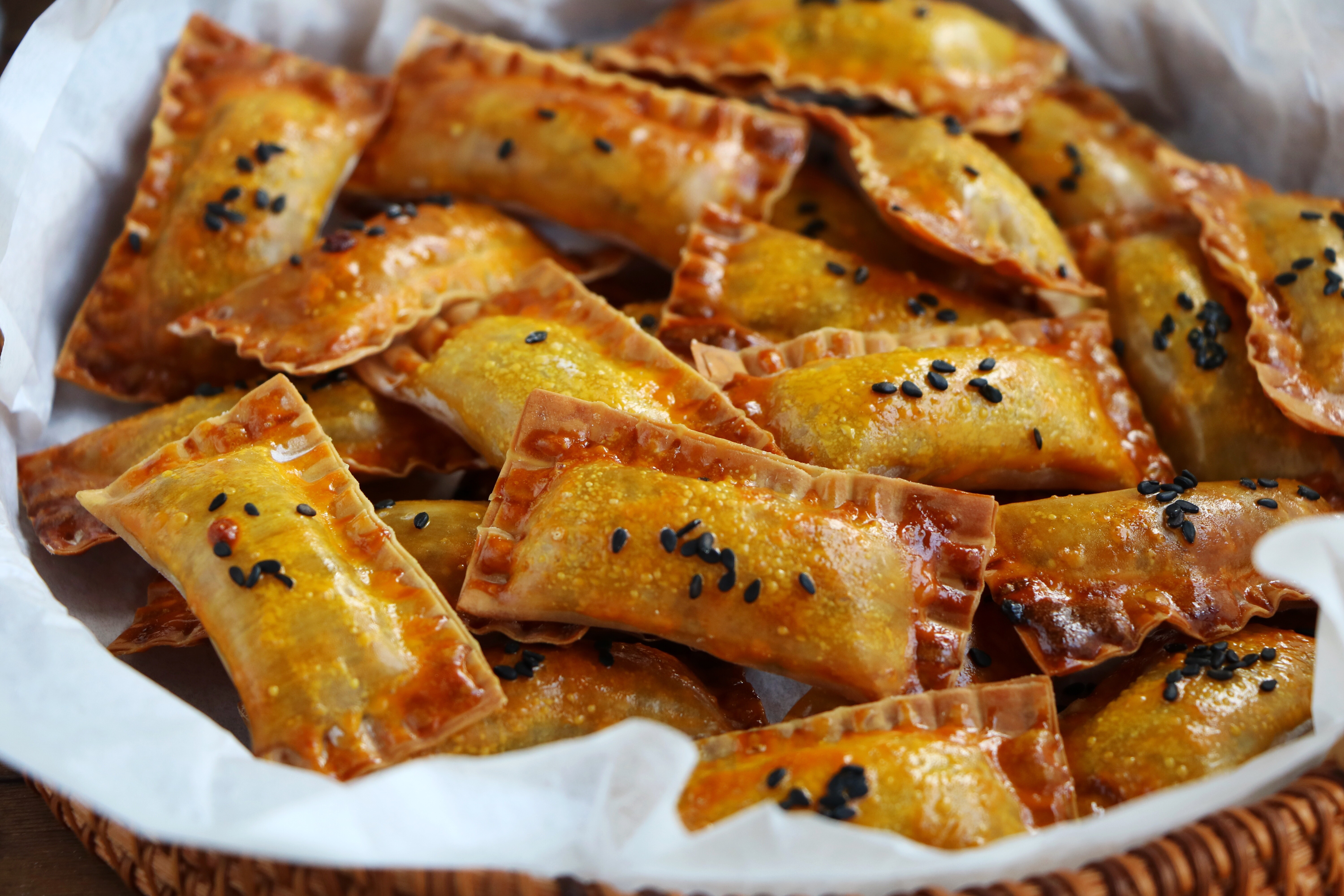 不用油炸的小甜点,用馄饨皮和苹果就能做,香甜酥脆,一吃就上瘾