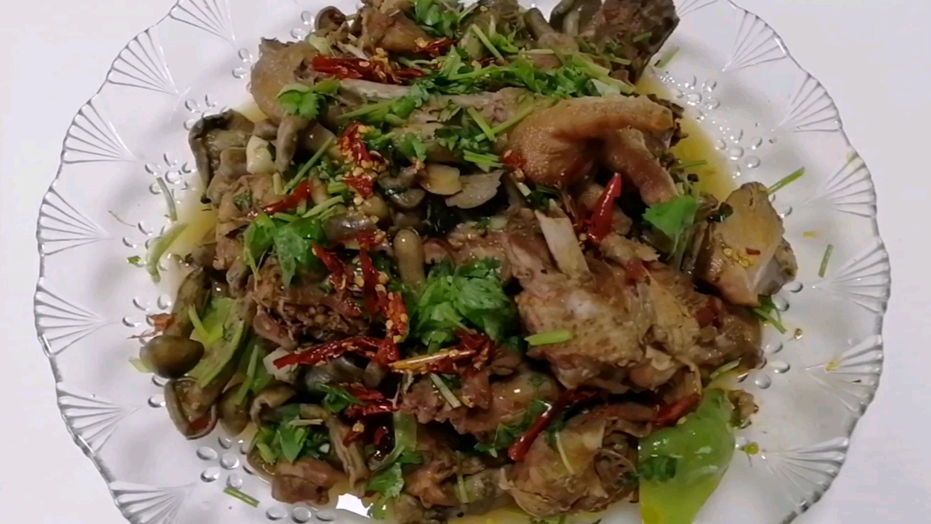 咱今天做农家菜“小笨鸡炖蘑菇”肉质紧实香辣好吃,真解馋