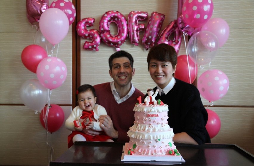 母爱尽显!梁咏琪亲手制作公主蛋糕贺女儿3岁生日