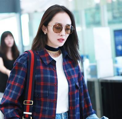 杨幂在飞机上被路人偶遇,脸瘦到脱相,双下巴依旧明显