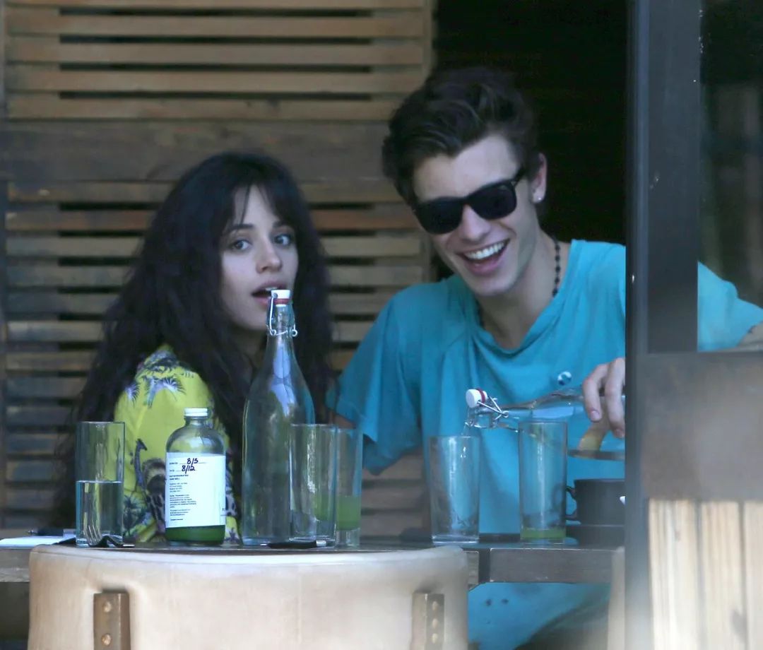 不过又是柠檬精的一天罢了!萌德卡妹十指紧扣牵手逛街