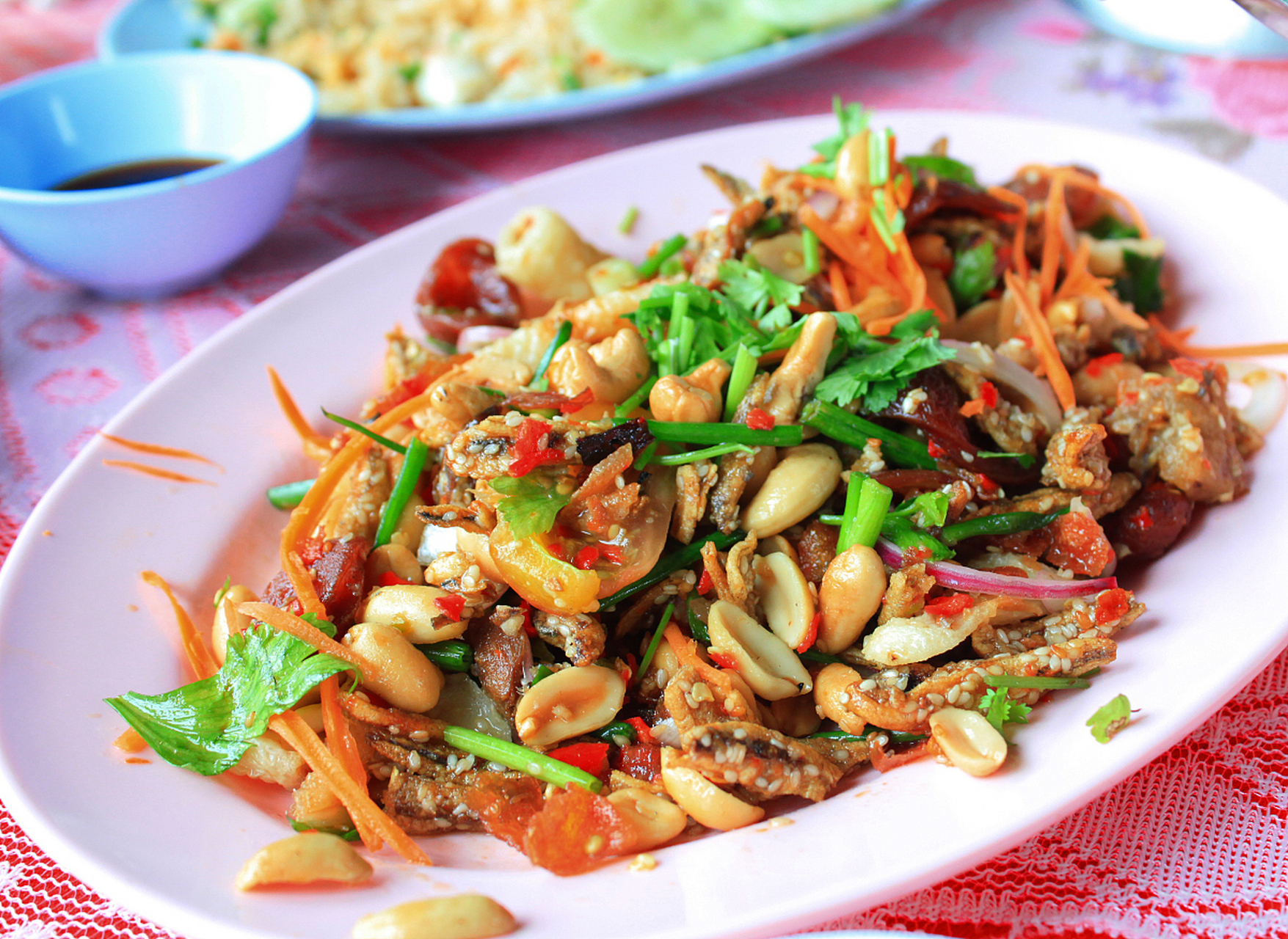 关注我吧,分享更多美味家常菜  一,准备食材: 半碗野生的小鱼虾干