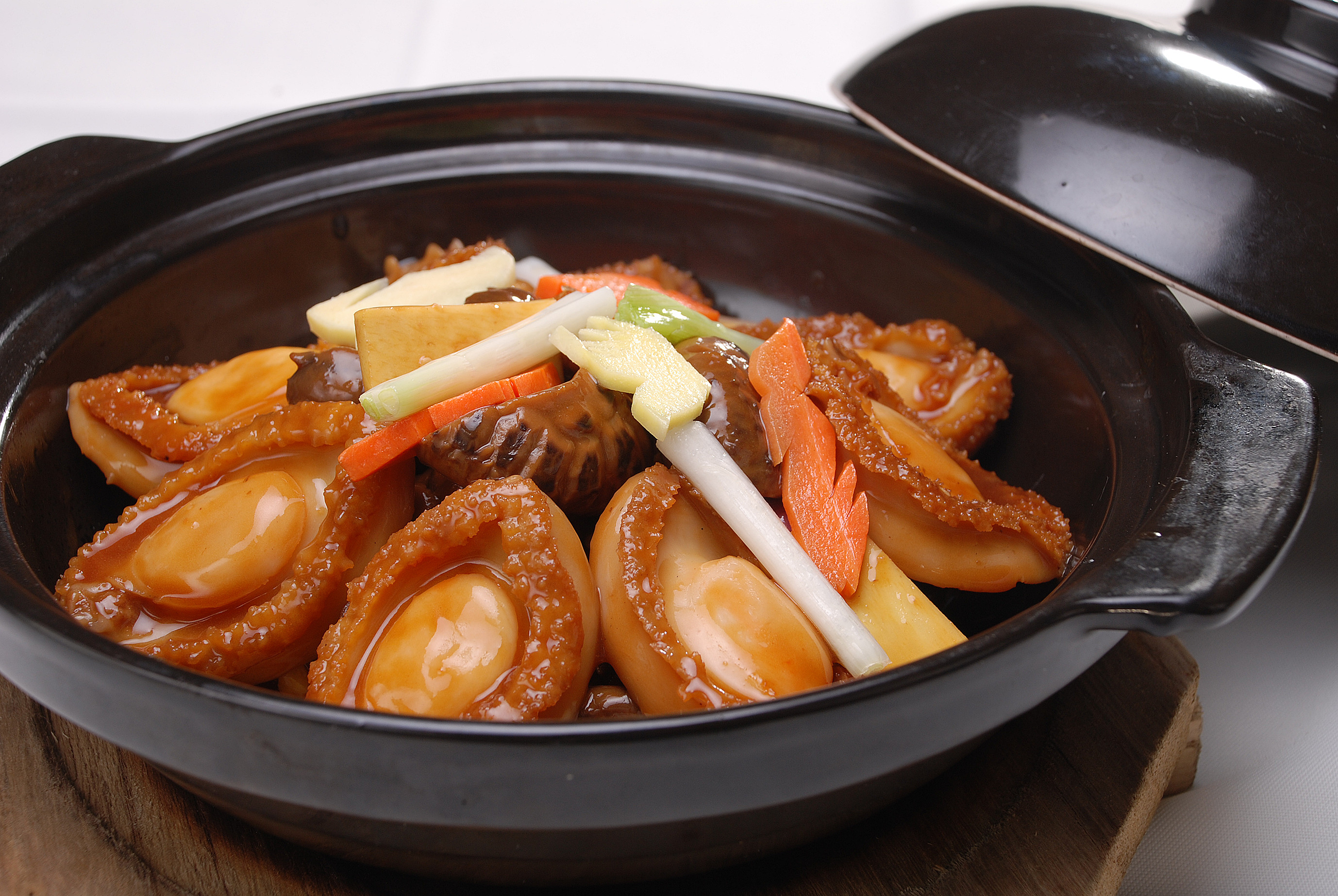 砂锅焗鲜鲍:传统焗鲜鲍和潮菜传统"红炆鲍鱼"不同之处,在于后者主料是