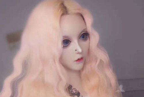 她花巨款整容成芭比娃娃脸,尖下巴仿佛能戳到脖子,卸妆后不像人