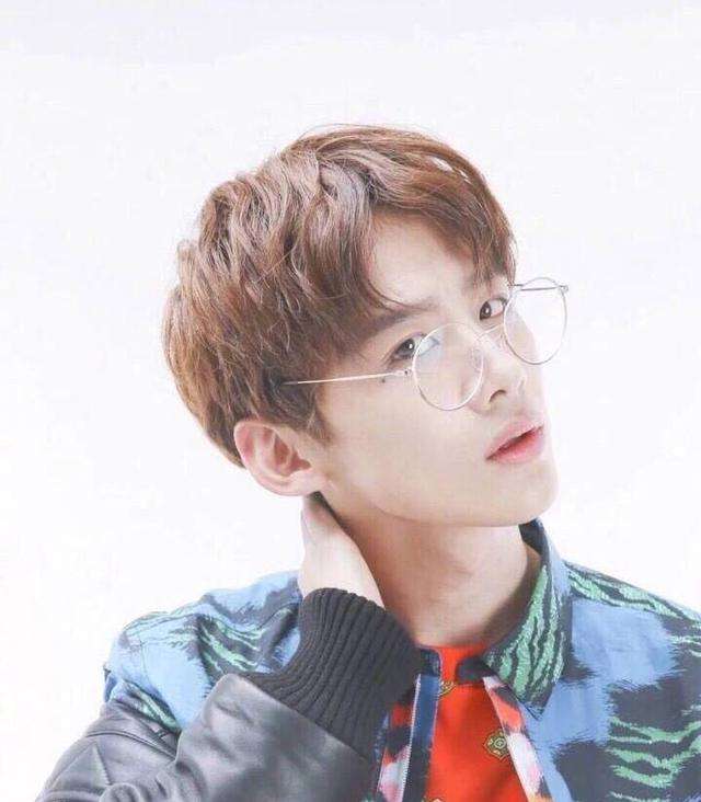 一开始觉得白白走的是高冷人设,但是看了综艺以后觉得这简直就是"逗比