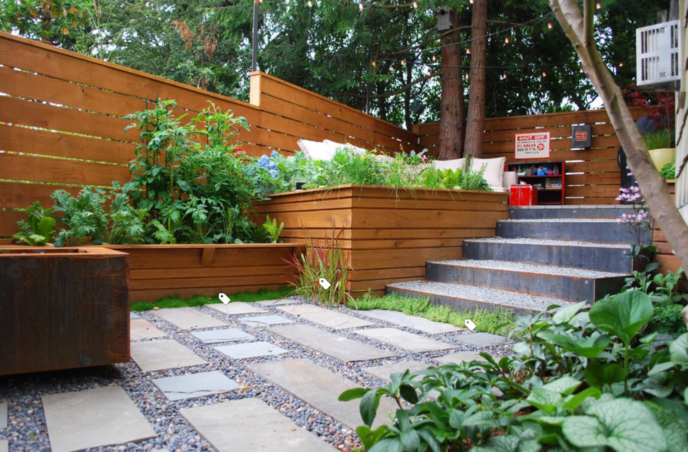庭院设计:防腐木做围墙和花池的别墅洋房花园,低造价也很美!