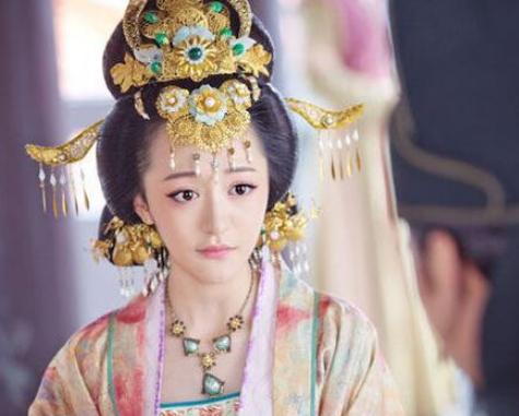 她是一位"秃发皇后",父亲被丈夫杀害,自己死于妹妹手中