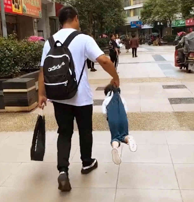 女儿撒娇求抱抱,老爸顺手"拎小鸡"!网友:仿佛看到自己小时候