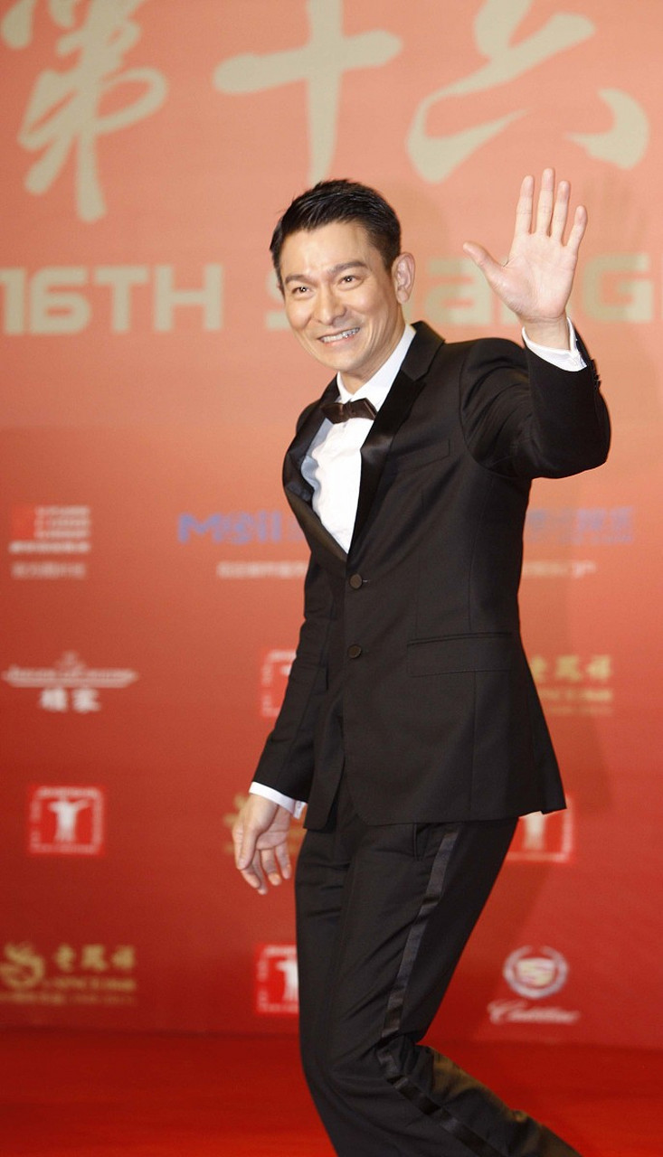 在成都路演中,刘德华以一袭红色西装亮相,吸引了无数粉丝的目光.