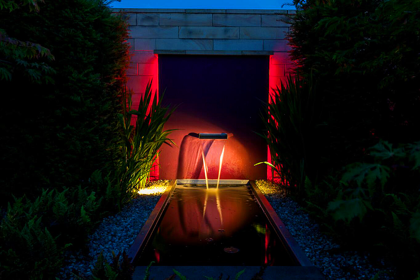 错落有致的台阶式别墅庭院花园,没想到白天很美,夜景美得更夸张