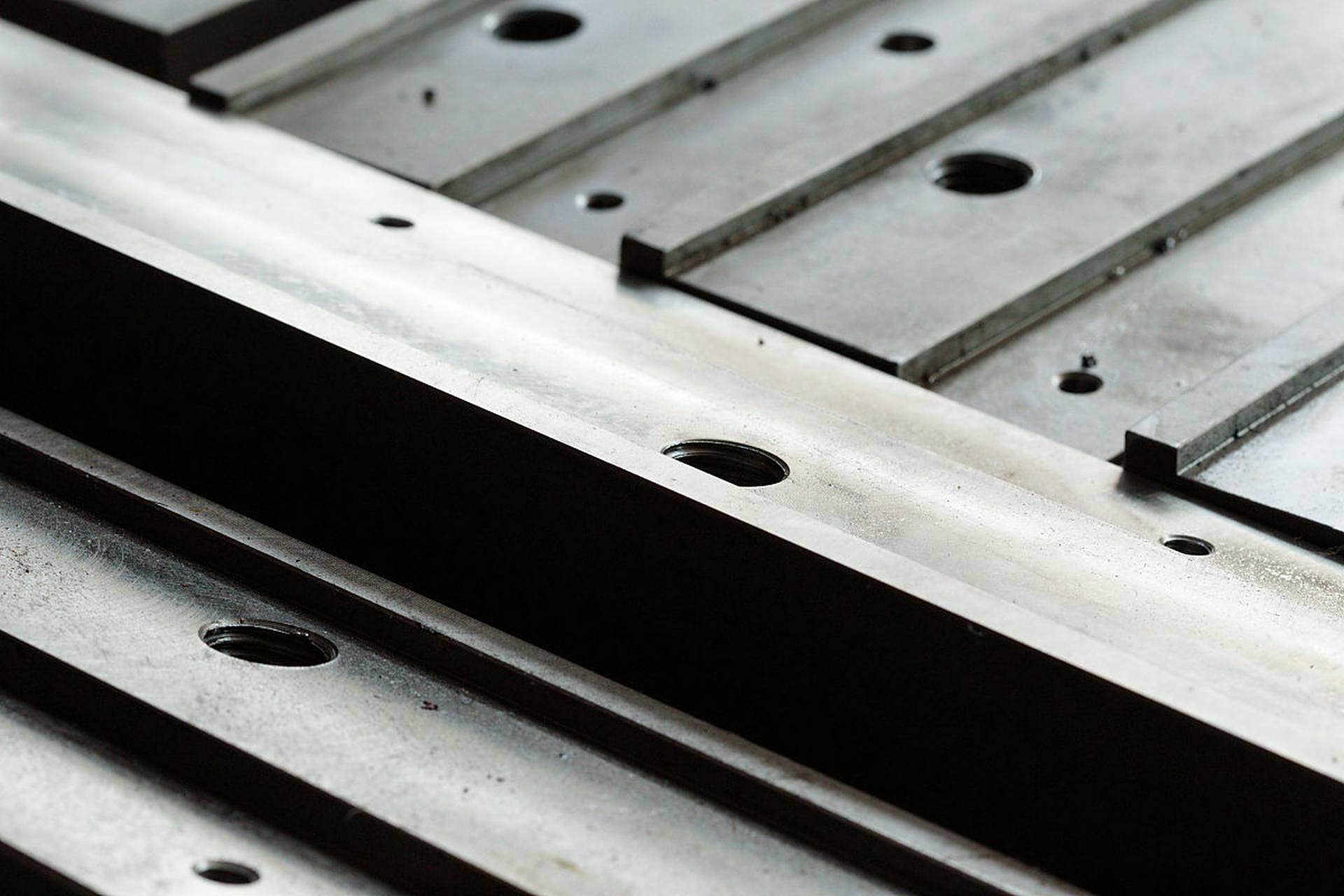 电梯导轨的作用是引导和支撑轿厢或对重在井道内沿着一定的轨道运动.