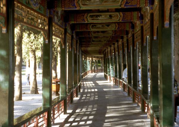 静谧的千步廊幽静典雅,谈不上雕梁画栋却别有一番古朴的风韵