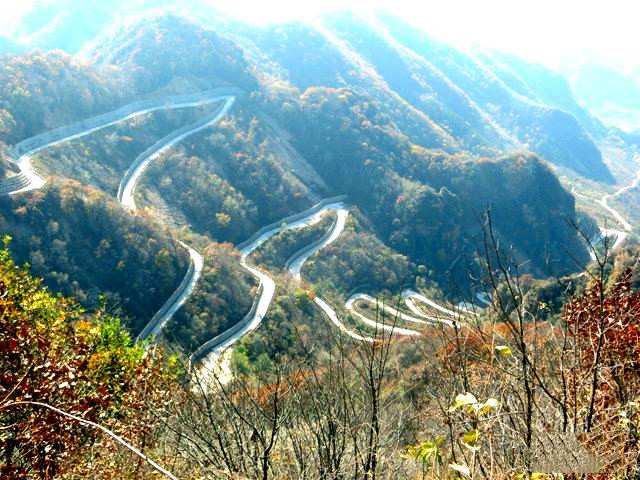 臺在京東的平谷東指壺山麓, 玻璃臺十八盤路就在村東偏北一點,盤山路