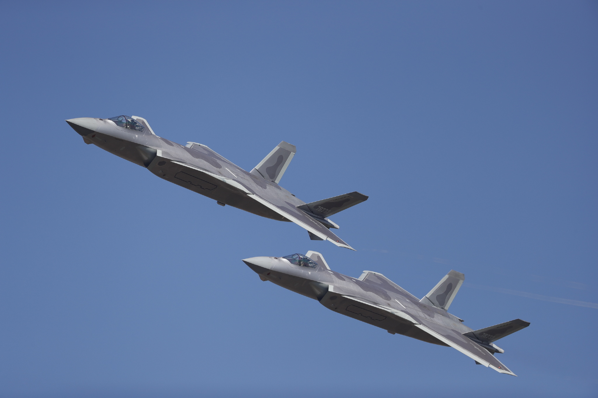 最后一架歼-20进行了翻筋斗 连续滚转 垂直爬升高空离场