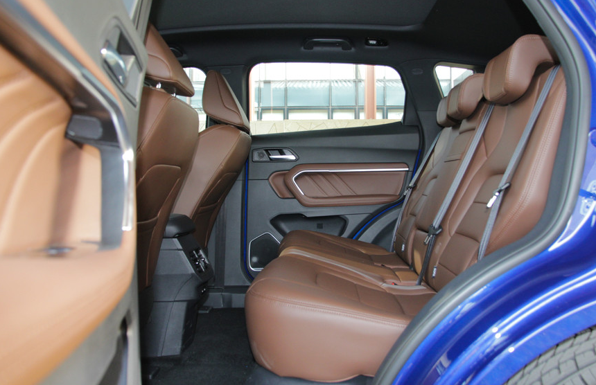 来看一眼这款哈弗汽车-哈弗h6,简洁大方,乘坐空间十分宽敞