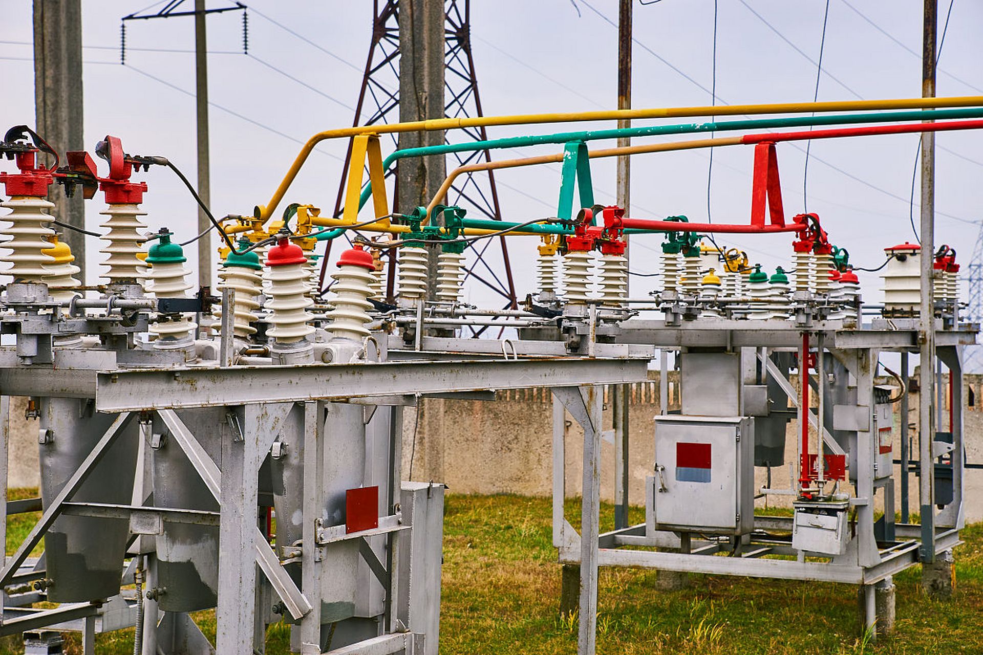 断路器是电路和设备保护的重要元件,可迅速切断故障电流,防止设备受损