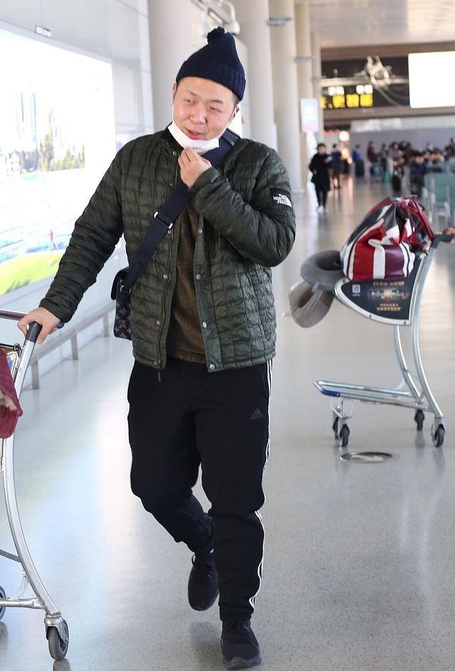 杜海涛现身机场成功的避开了时尚,但亲自背大号行李包被赞接地气